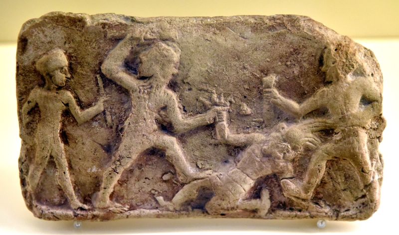Fichier:Plaque en terre cuite représentant le combat de Gilgamesh et d'Enkidu contre Humbaba. XIXe – XVIIe siècle av. J.-C., Pergamon Museum..jpg